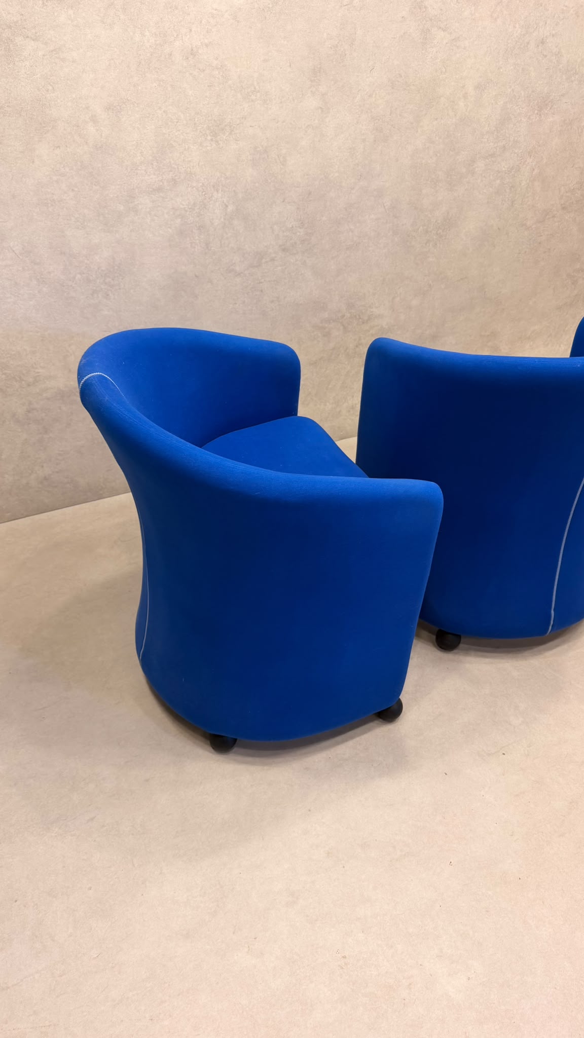 Postmoderne Sessel in Blau mit Kugelfüssen aus Holz