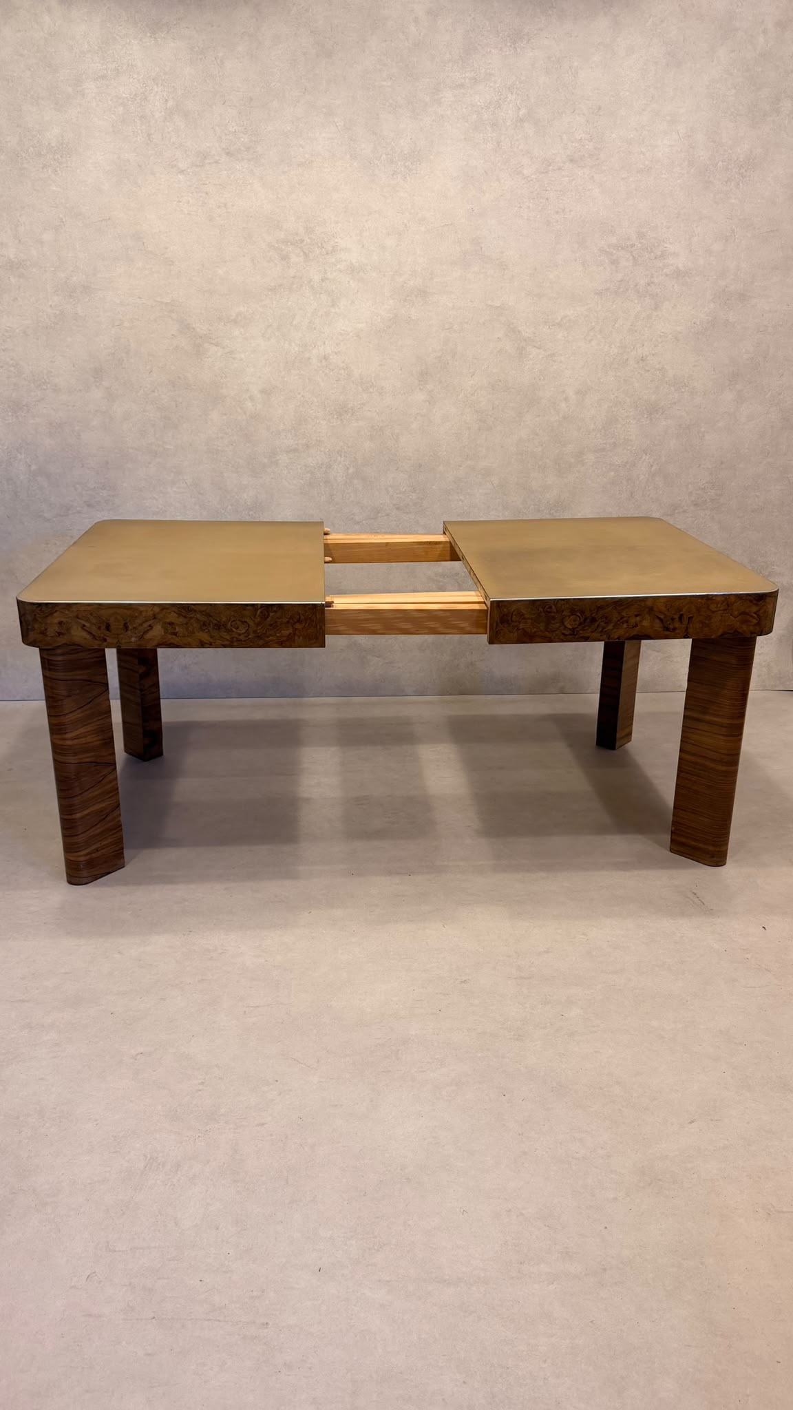 Vintage Art Deco Esstisch aus den 1930s Wurzelholz Design
