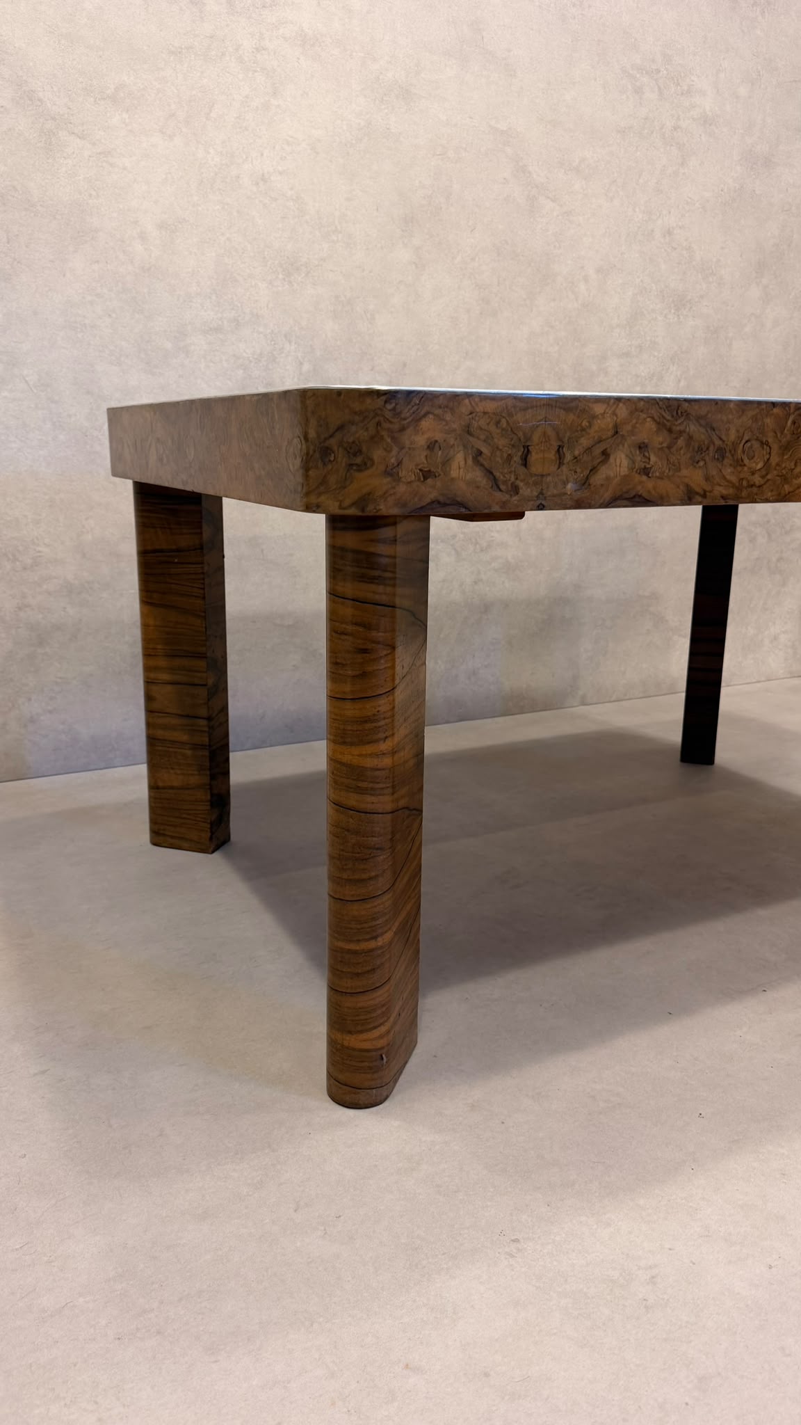 Vintage Art Deco Esstisch aus den 1930s Wurzelholz Design
