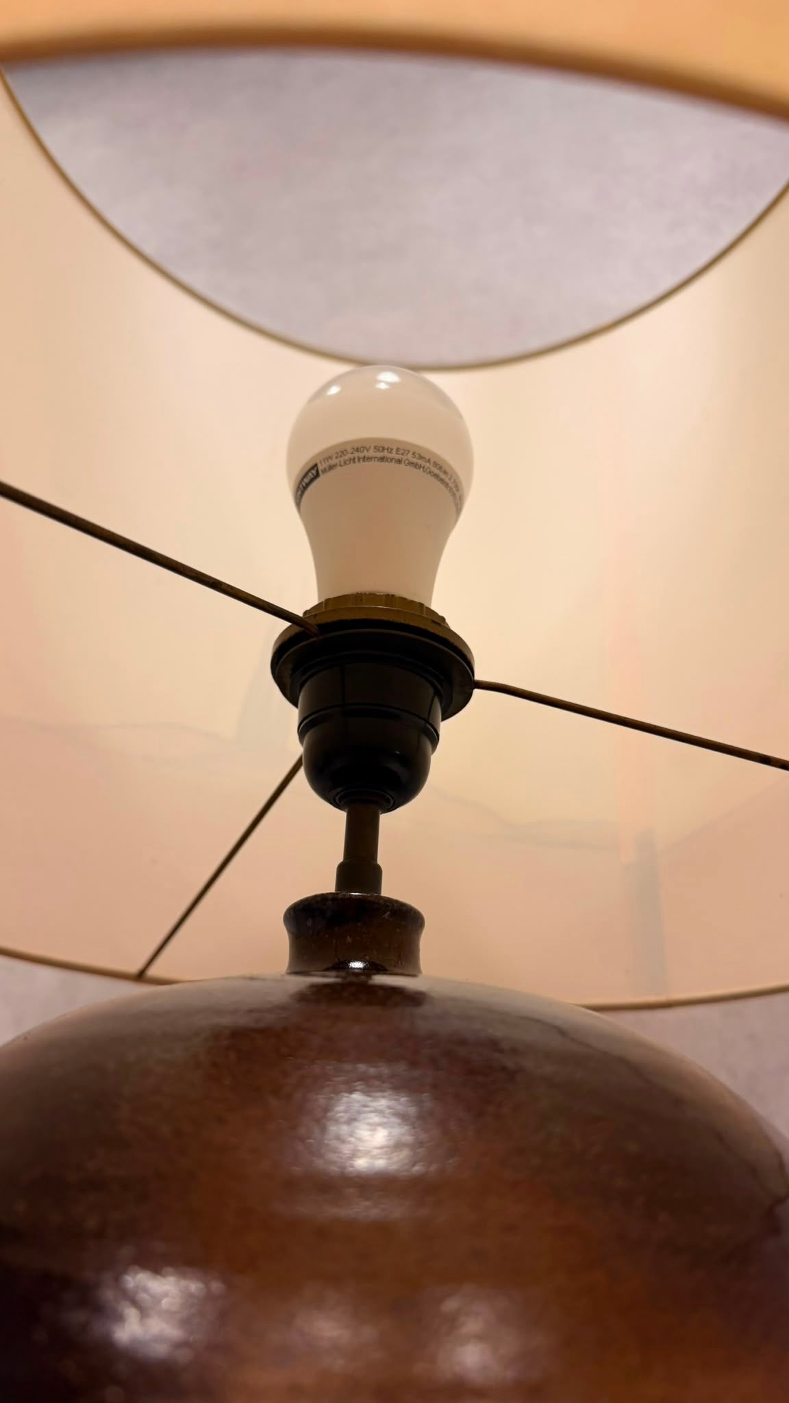 Vintage Keramik Tischlampe mit handbemaltem Seidenschirm 70s