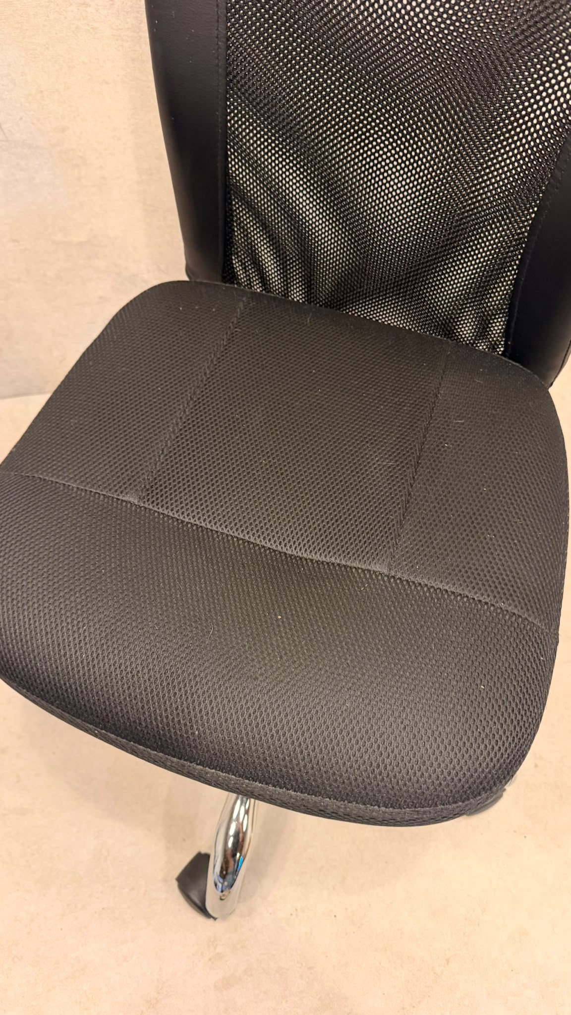 Ergonomischer Büro-Drehstuhl ohne Armlehnen, Schwarz / Chrom