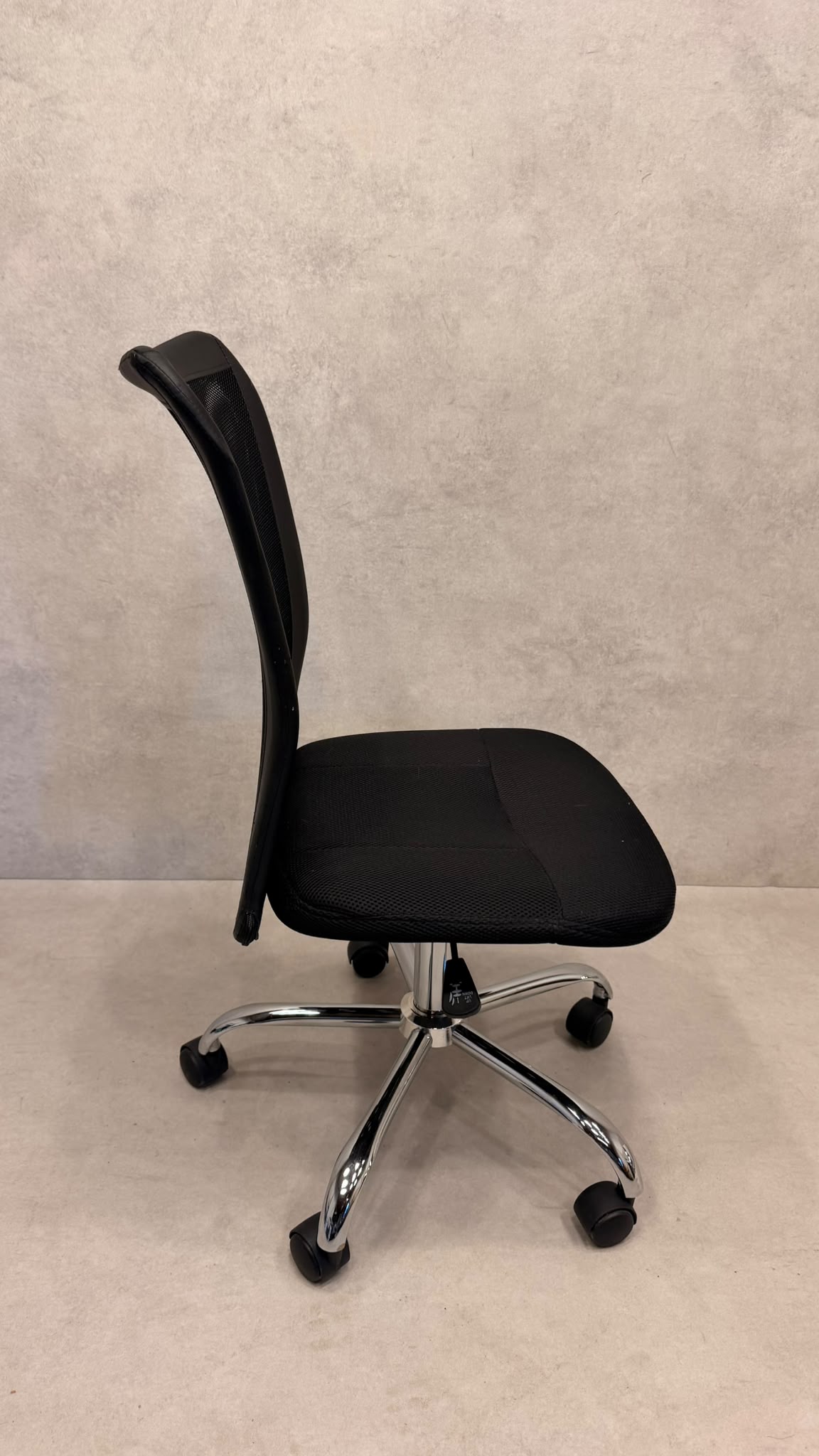 Ergonomischer Büro-Drehstuhl ohne Armlehnen, Schwarz / Chrom