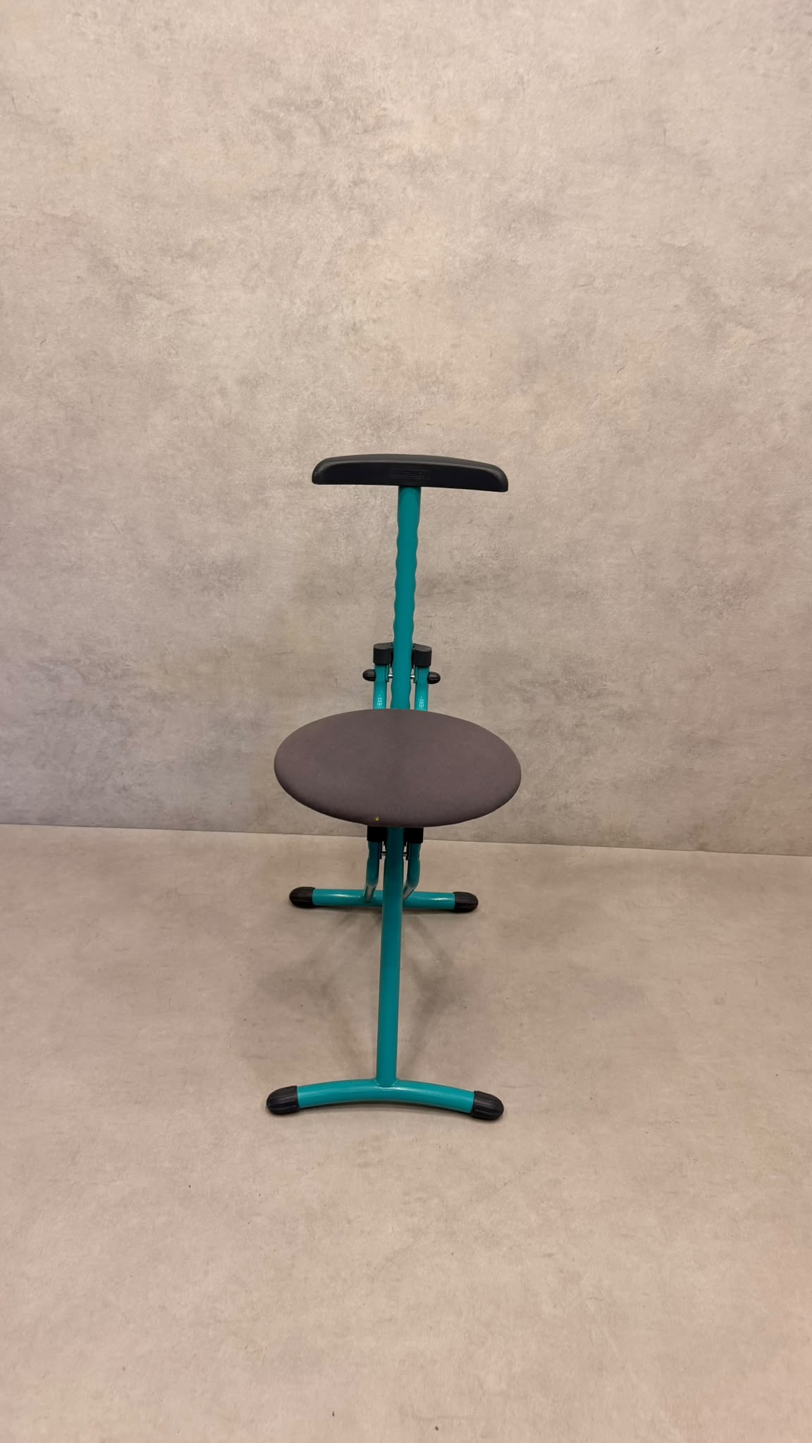 Höhenverstellbare ergonomische Stehhilfe/ Bügelsitz