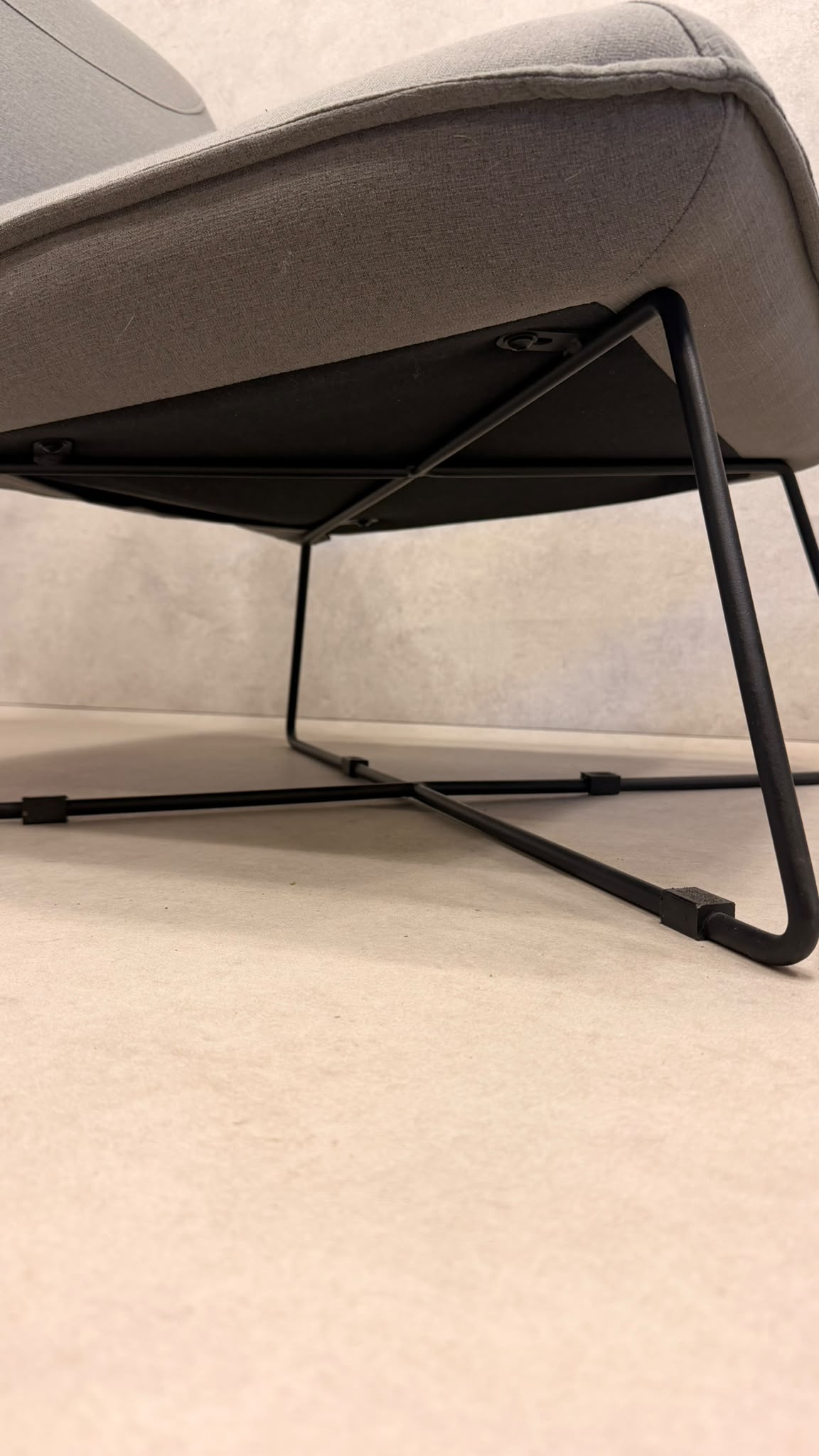 Eleganter Design Sessel Grau mit Metallgestell und Ottoman