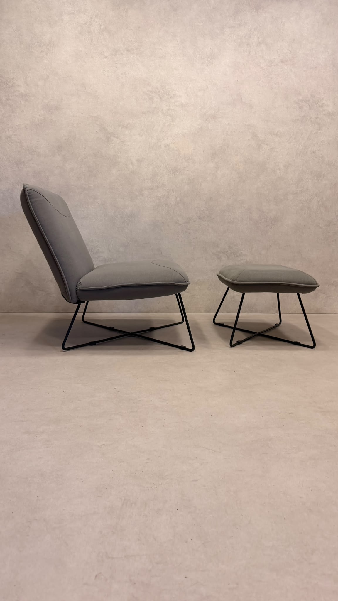 Eleganter Design Sessel Grau mit Metallgestell und Ottoman
