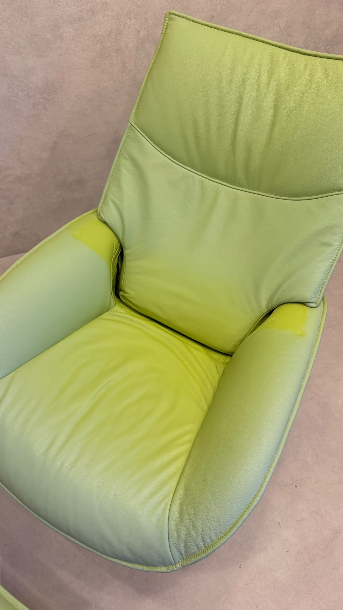 Skandinavischer Sessel Lotus von Kebe aus Leder mit Ottoman