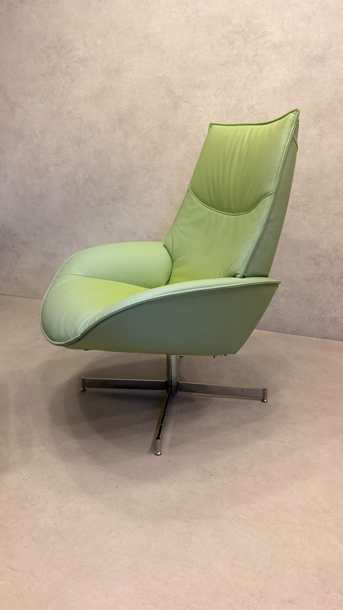 Skandinavischer Sessel Lotus von Kebe aus Leder mit Ottoman