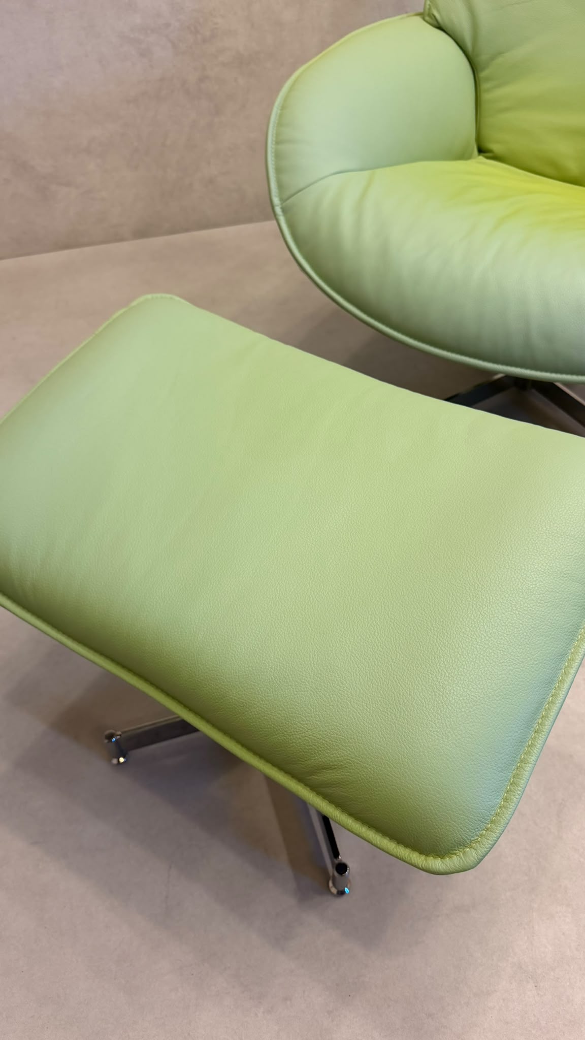 Skandinavischer Sessel Lotus von Kebe aus Leder mit Ottoman