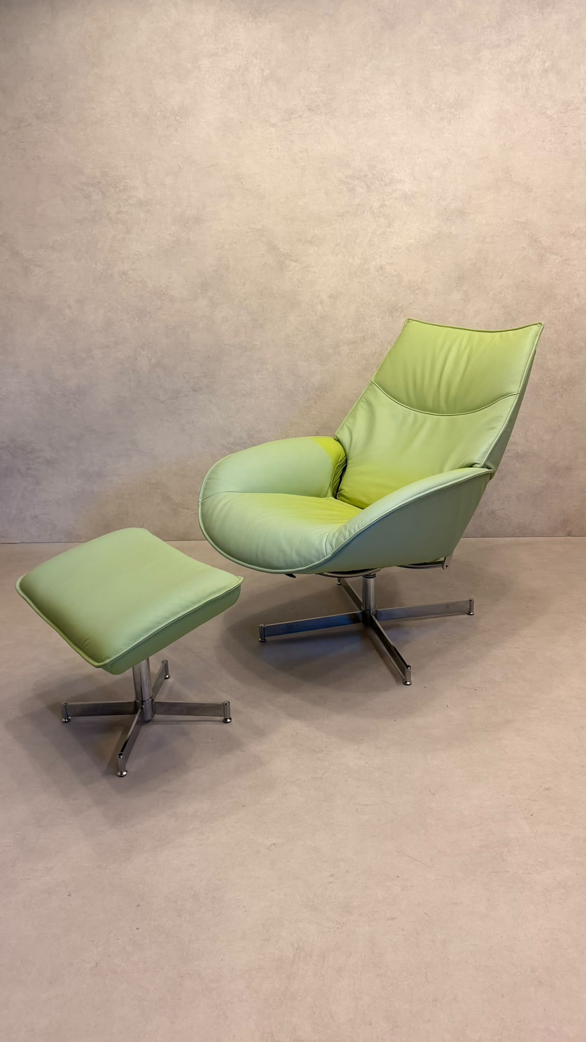 Skandinavischer Sessel Lotus von Kebe aus Leder mit Ottoman