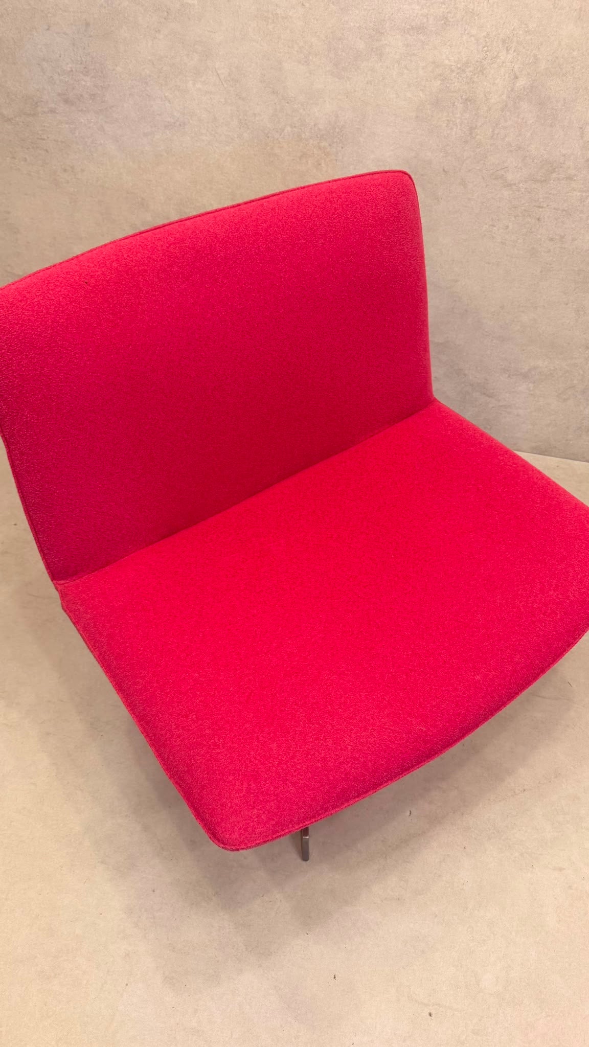 Lounge Sessel drehbar in leuchtendem Pink mit Metallfuss