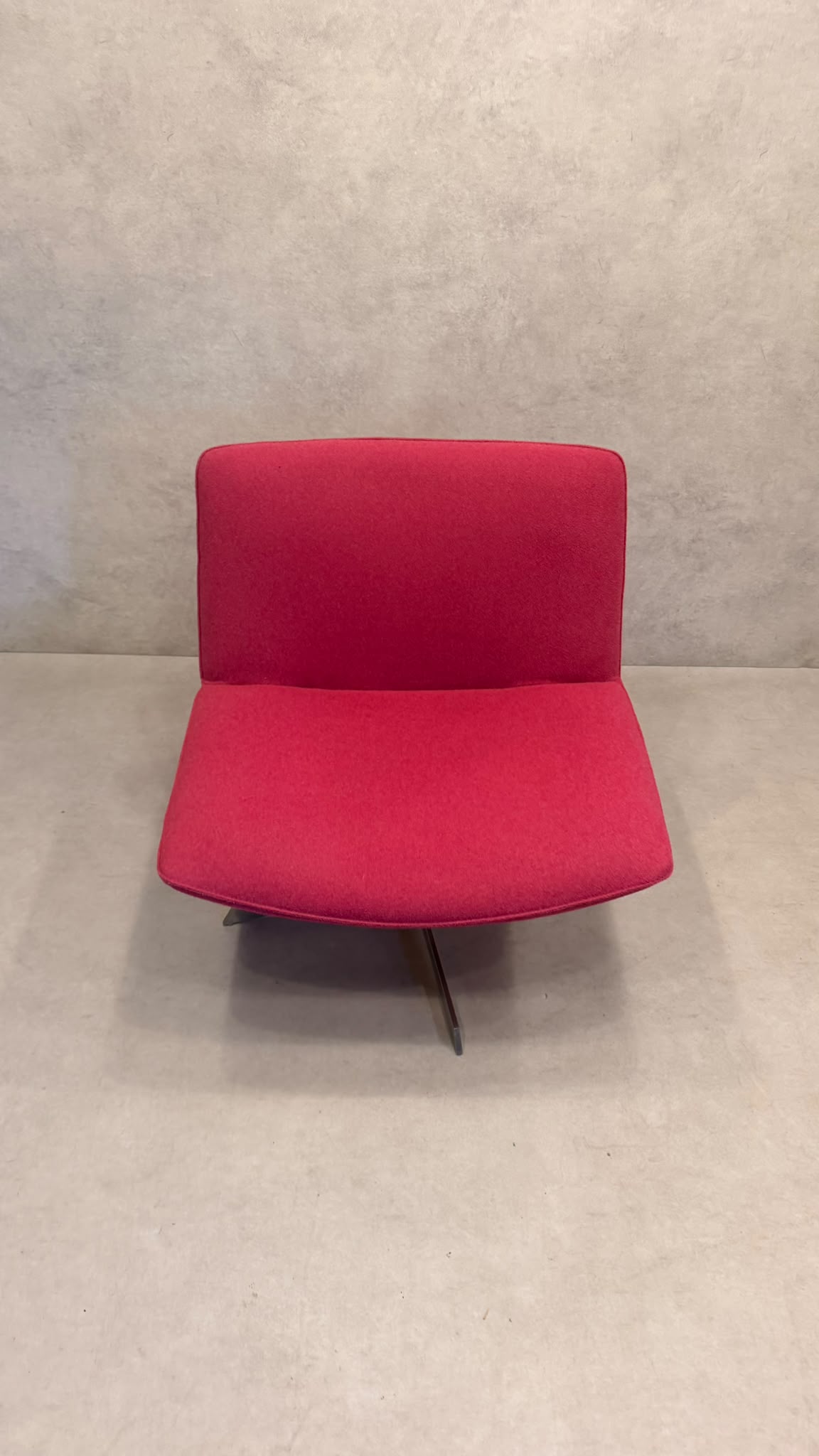 Lounge Sessel drehbar in leuchtendem Pink mit Metallfuss