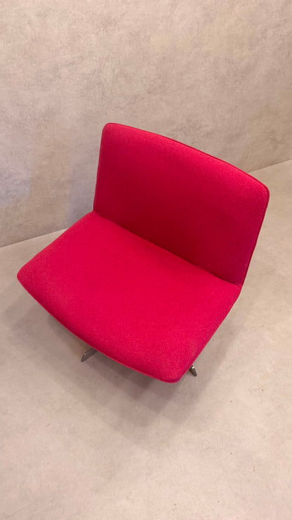 Lounge Sessel drehbar in leuchtendem Pink mit Metallfuss