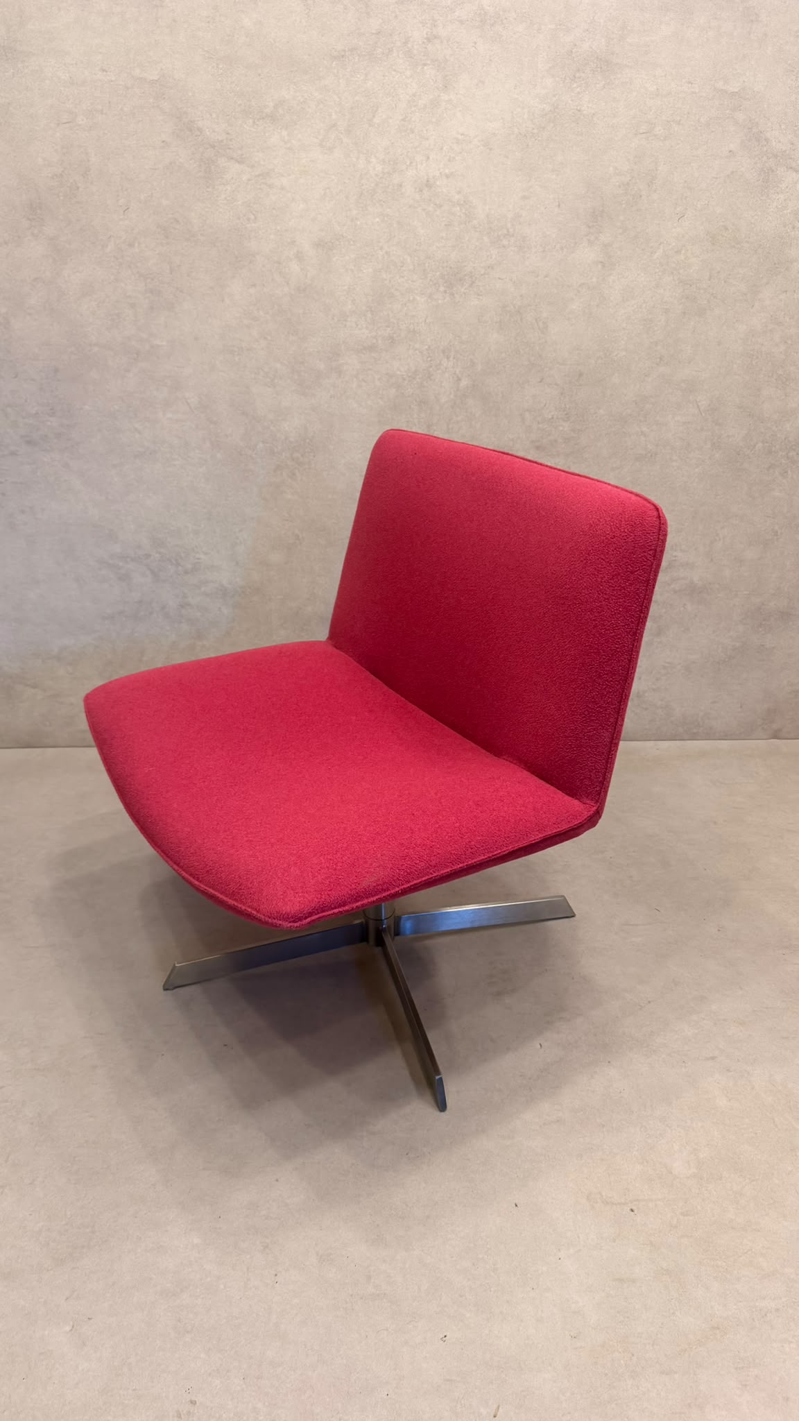 Lounge Sessel drehbar in leuchtendem Pink mit Metallfuss