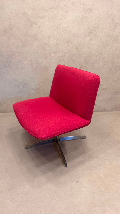 Lounge Sessel drehbar in leuchtendem Pink mit Metallfuss