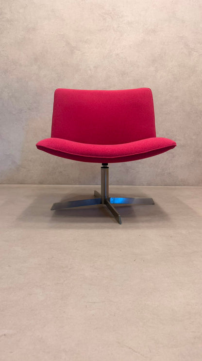 Lounge Sessel drehbar in leuchtendem Pink mit Metallfuss