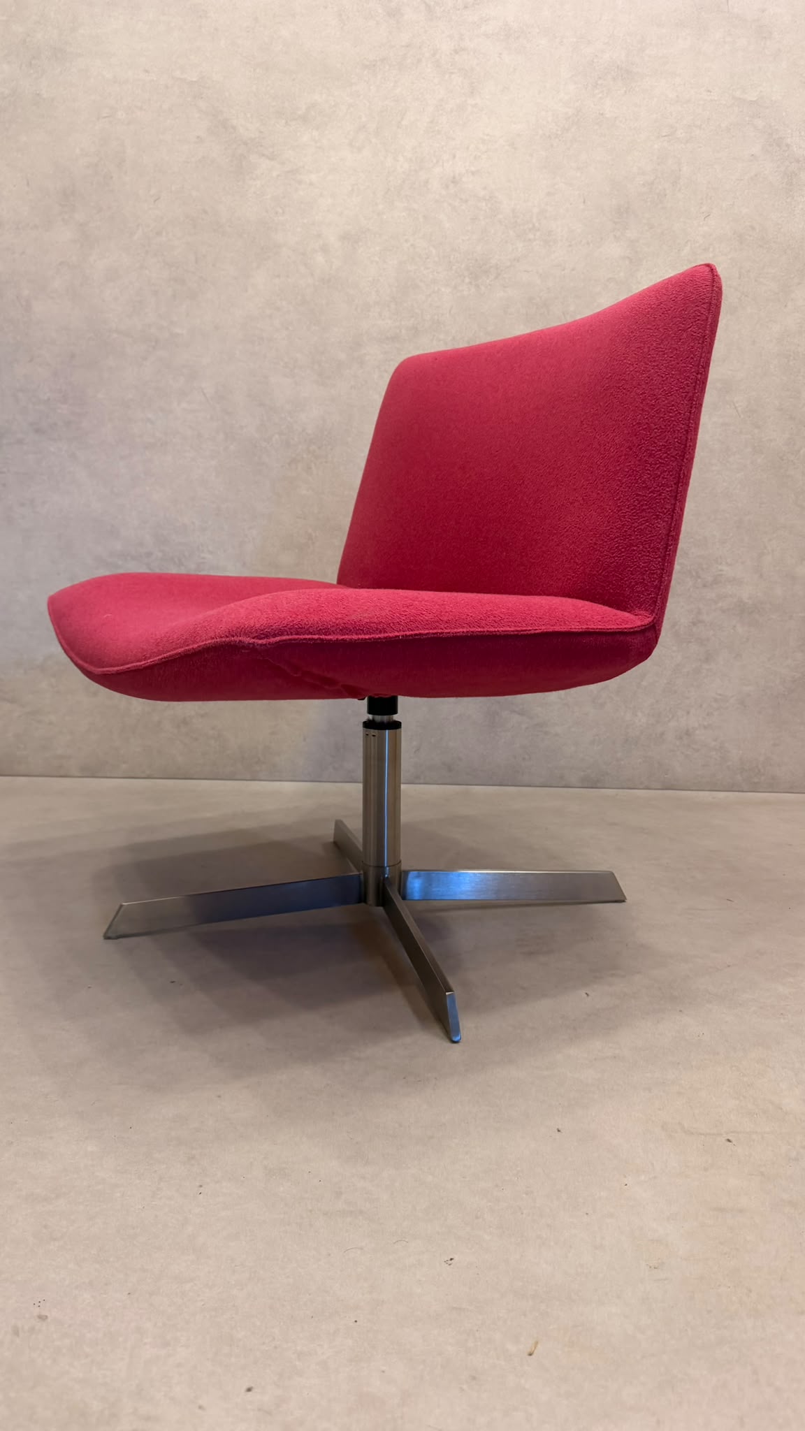 Lounge Sessel drehbar in leuchtendem Pink mit Metallfuss