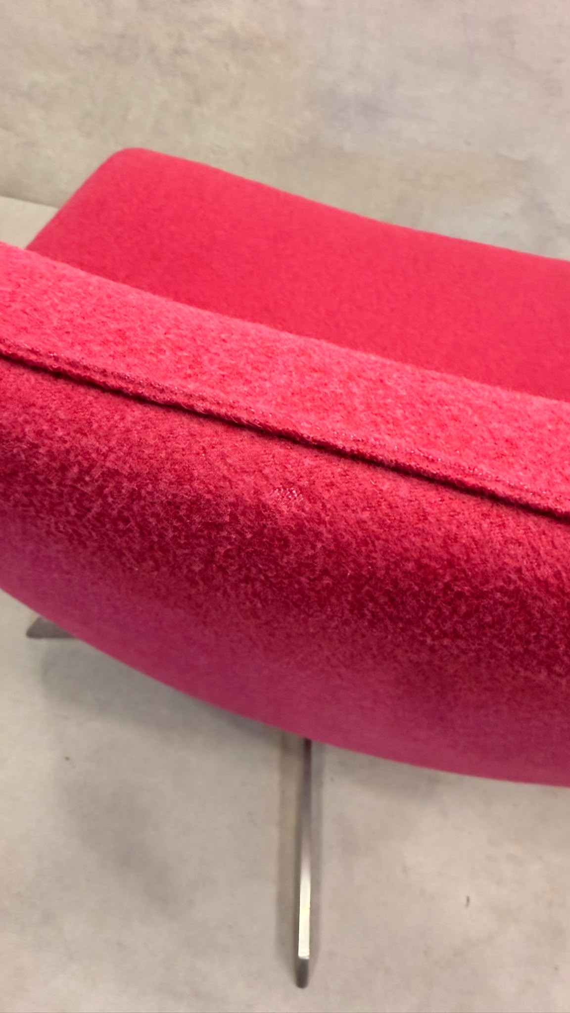 Lounge Sessel drehbar in leuchtendem Pink mit Metallfuss