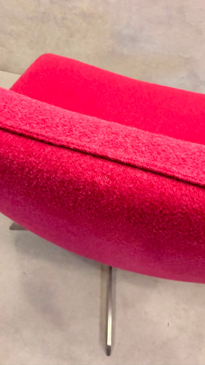 Lounge Sessel drehbar in leuchtendem Pink mit Metallfuss