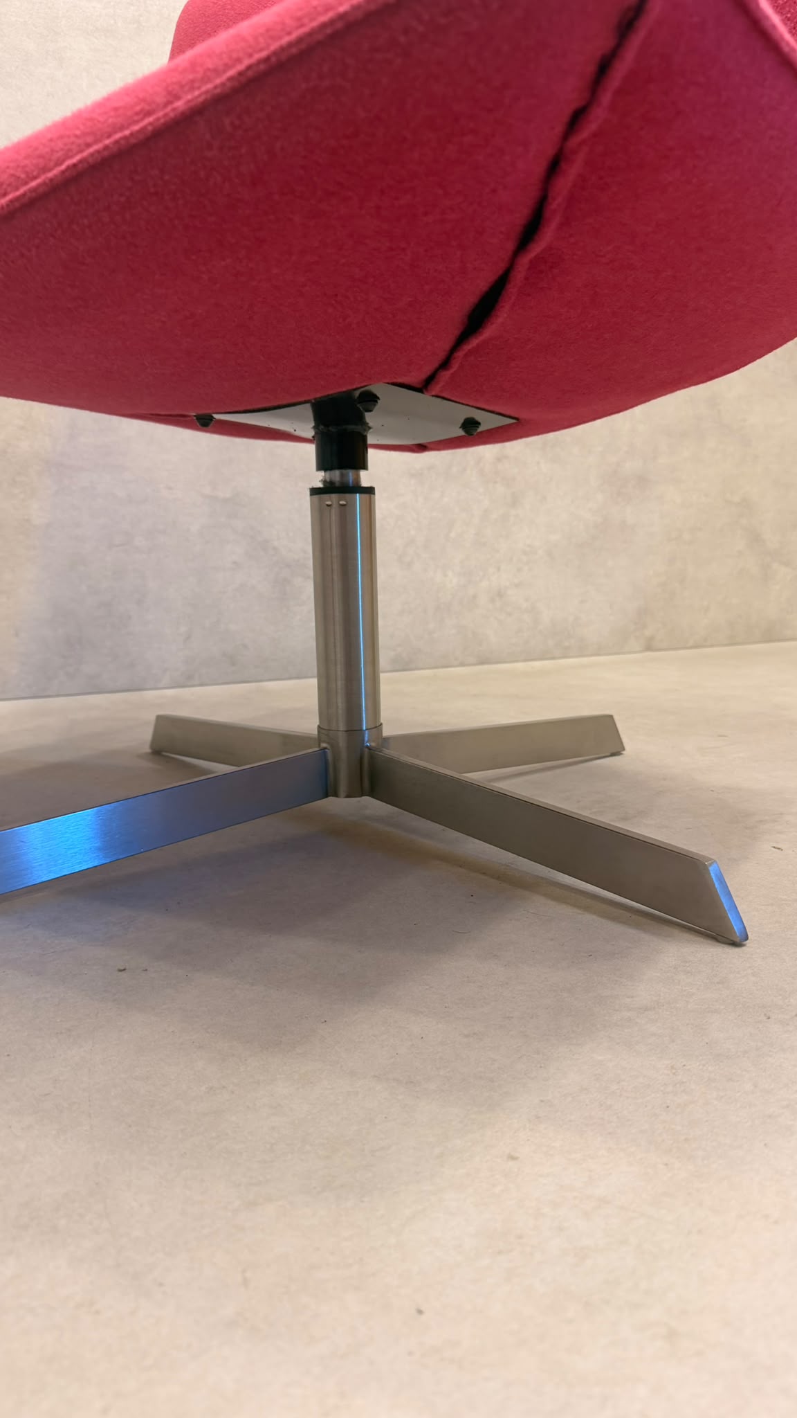 Lounge Sessel drehbar in leuchtendem Pink mit Metallfuss