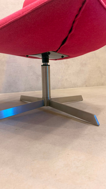 Lounge Sessel drehbar in leuchtendem Pink mit Metallfuss