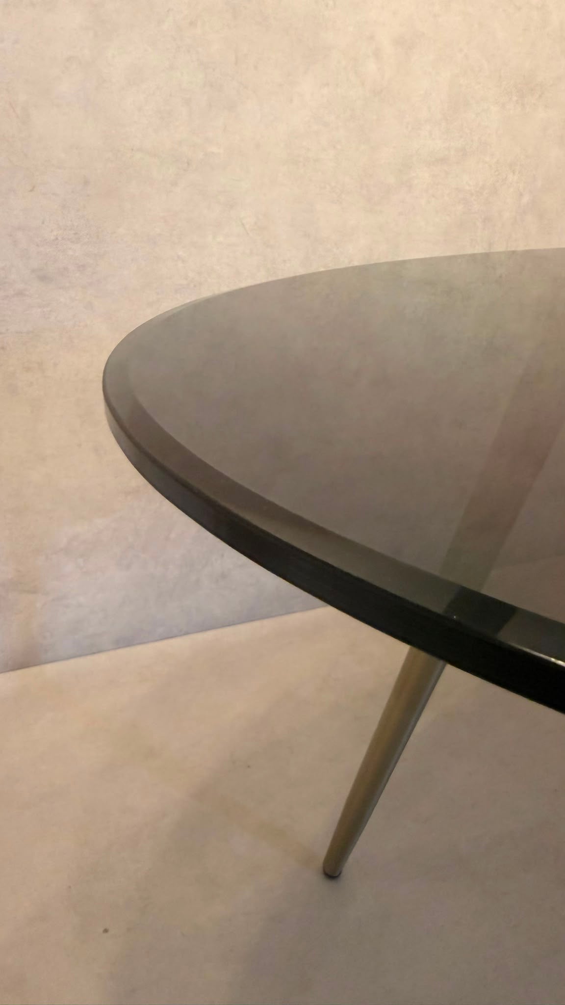 Ovaler Design Esstisch mit Rauchglas & Metallgestell