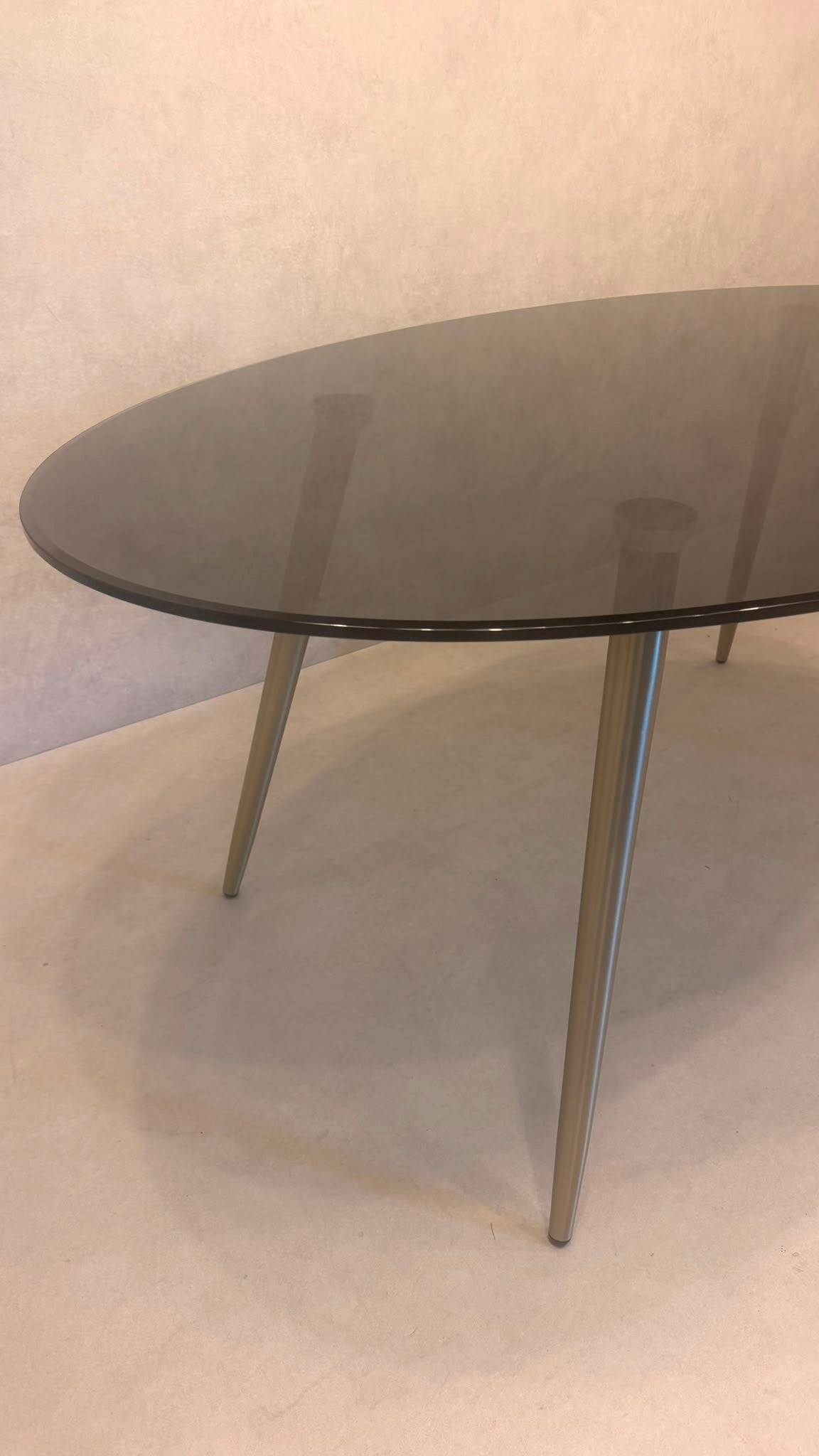 Ovaler Design Esstisch mit Rauchglas & Metallgestell