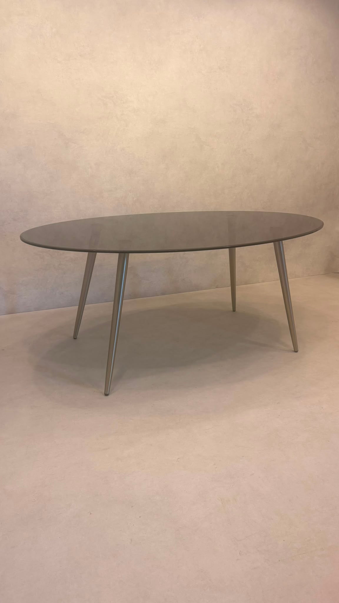 Ovaler Design Esstisch mit Rauchglas & Metallgestell