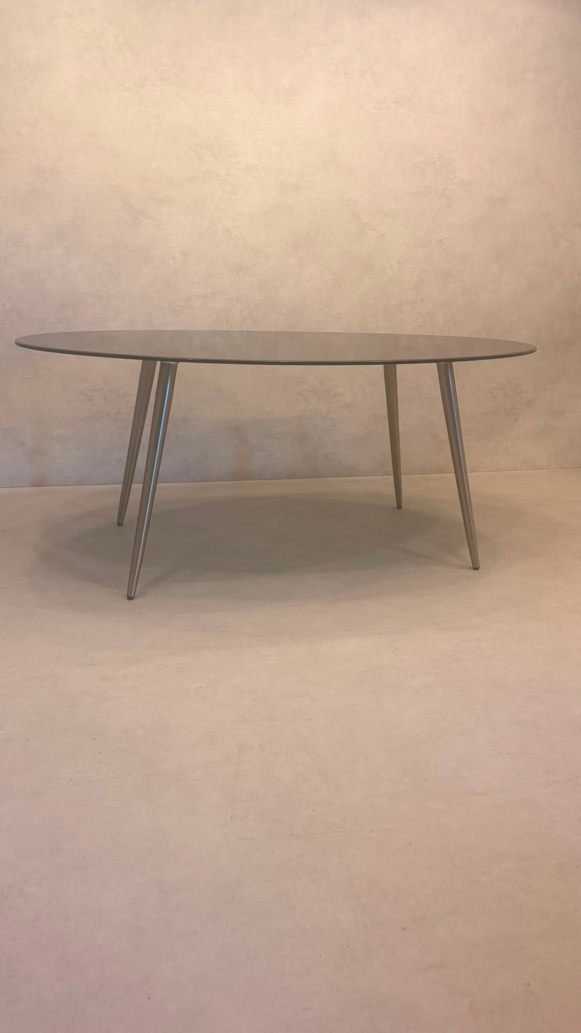 Ovaler Design Esstisch mit Rauchglas & Metallgestell
