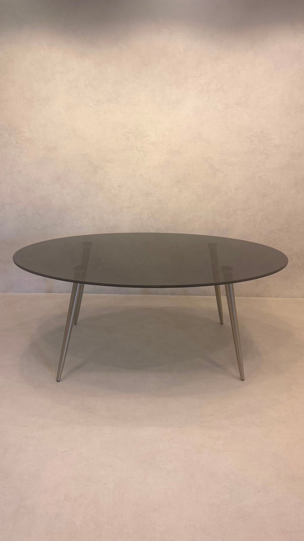 Ovaler Design Esstisch mit Rauchglas & Metallgestell