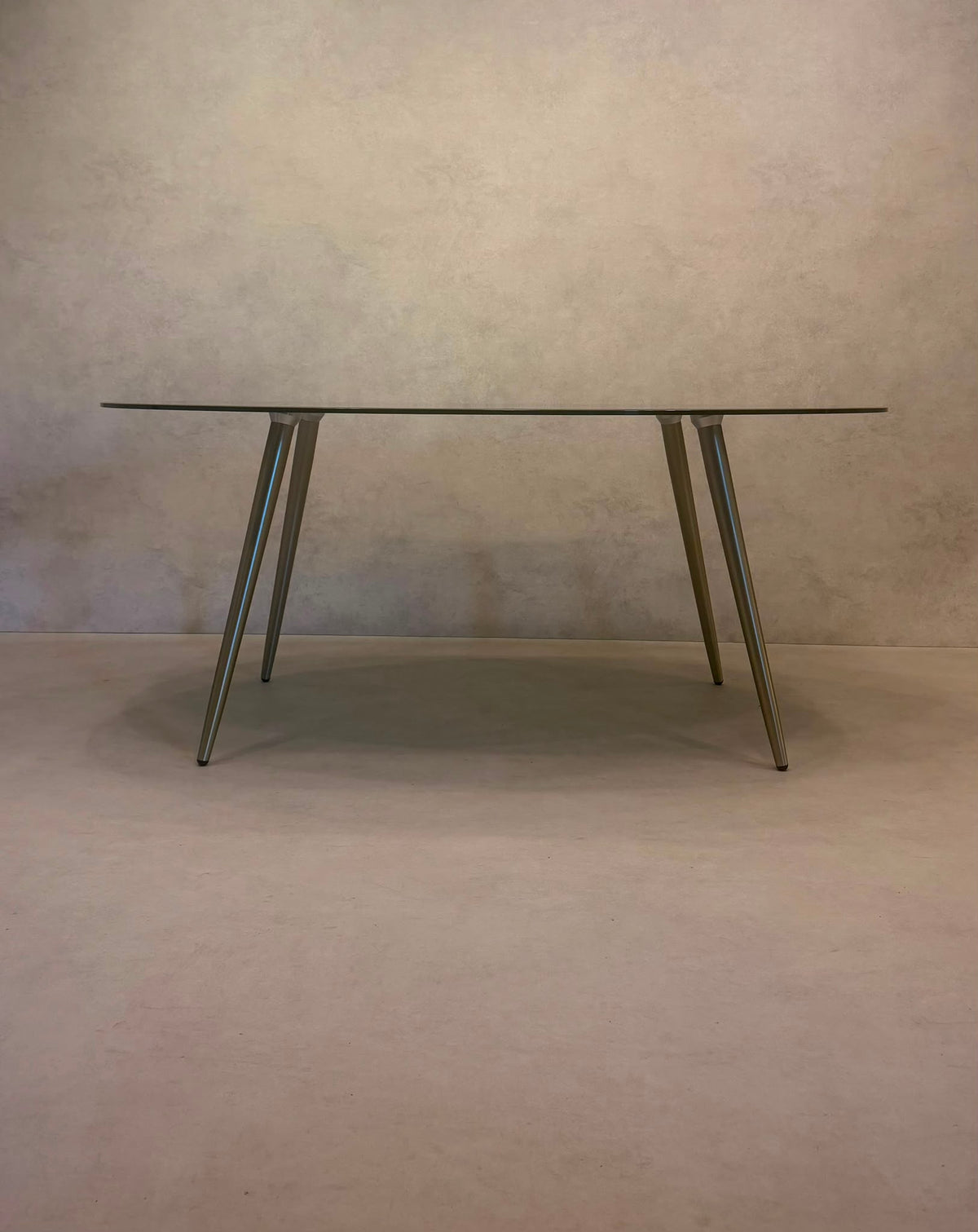 Ovaler Design Esstisch mit Rauchglas & Metallgestell
