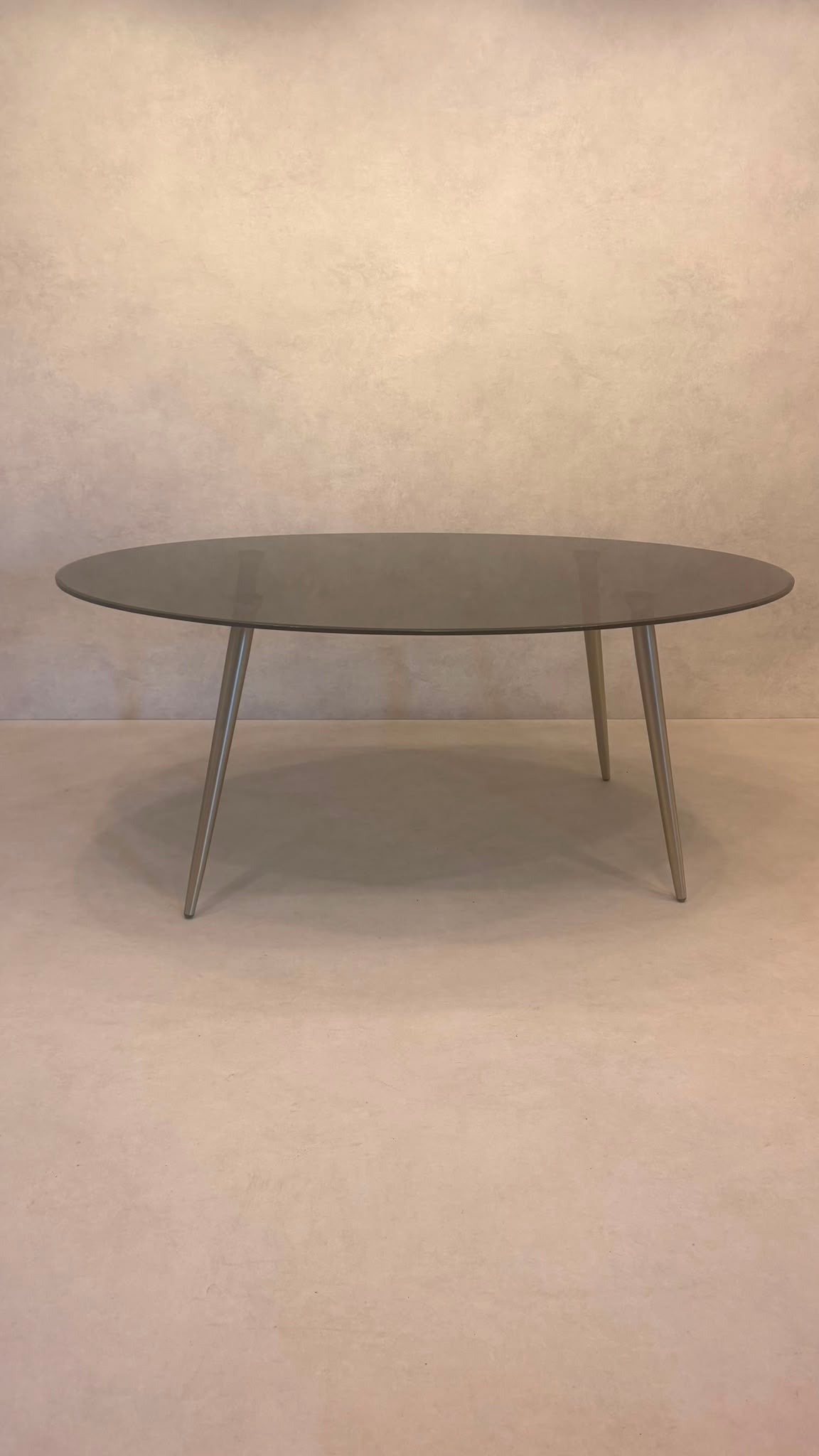 Ovaler Design Esstisch mit Rauchglas & Metallgestell