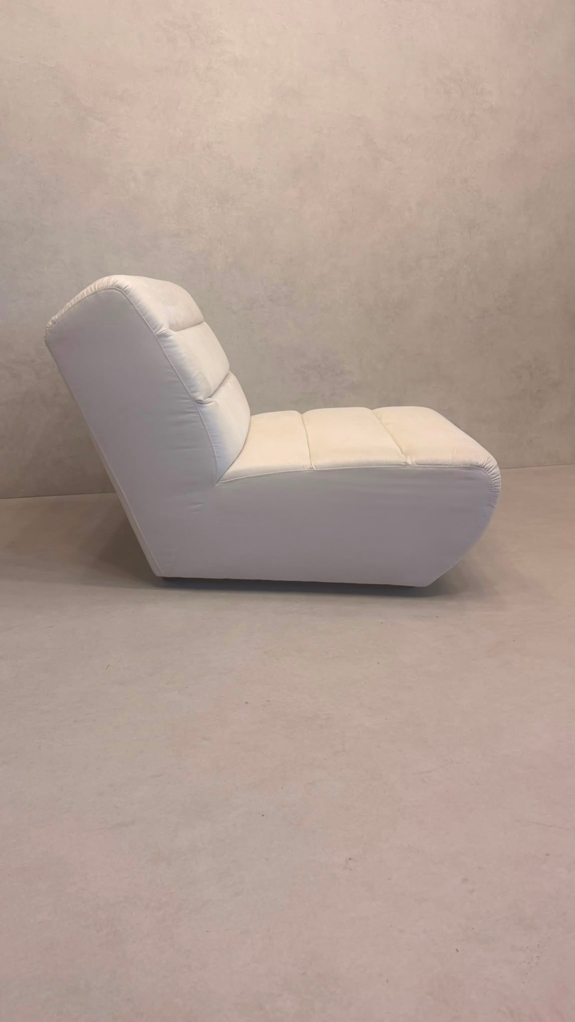 Candy Design Lounge Sessel mit robustem Mikrofaserbezug