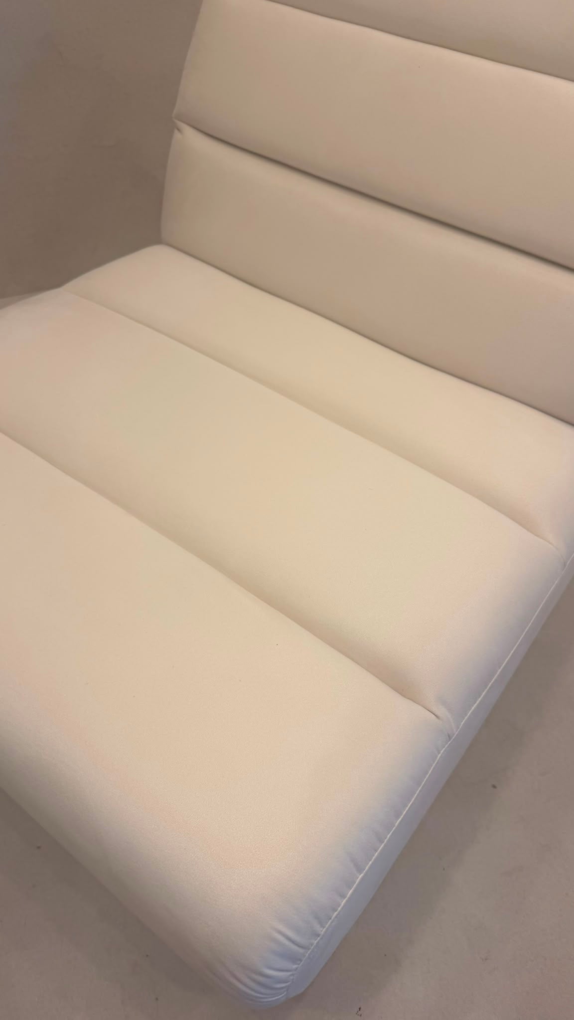 Candy Design Lounge Sessel mit robustem Mikrofaserbezug