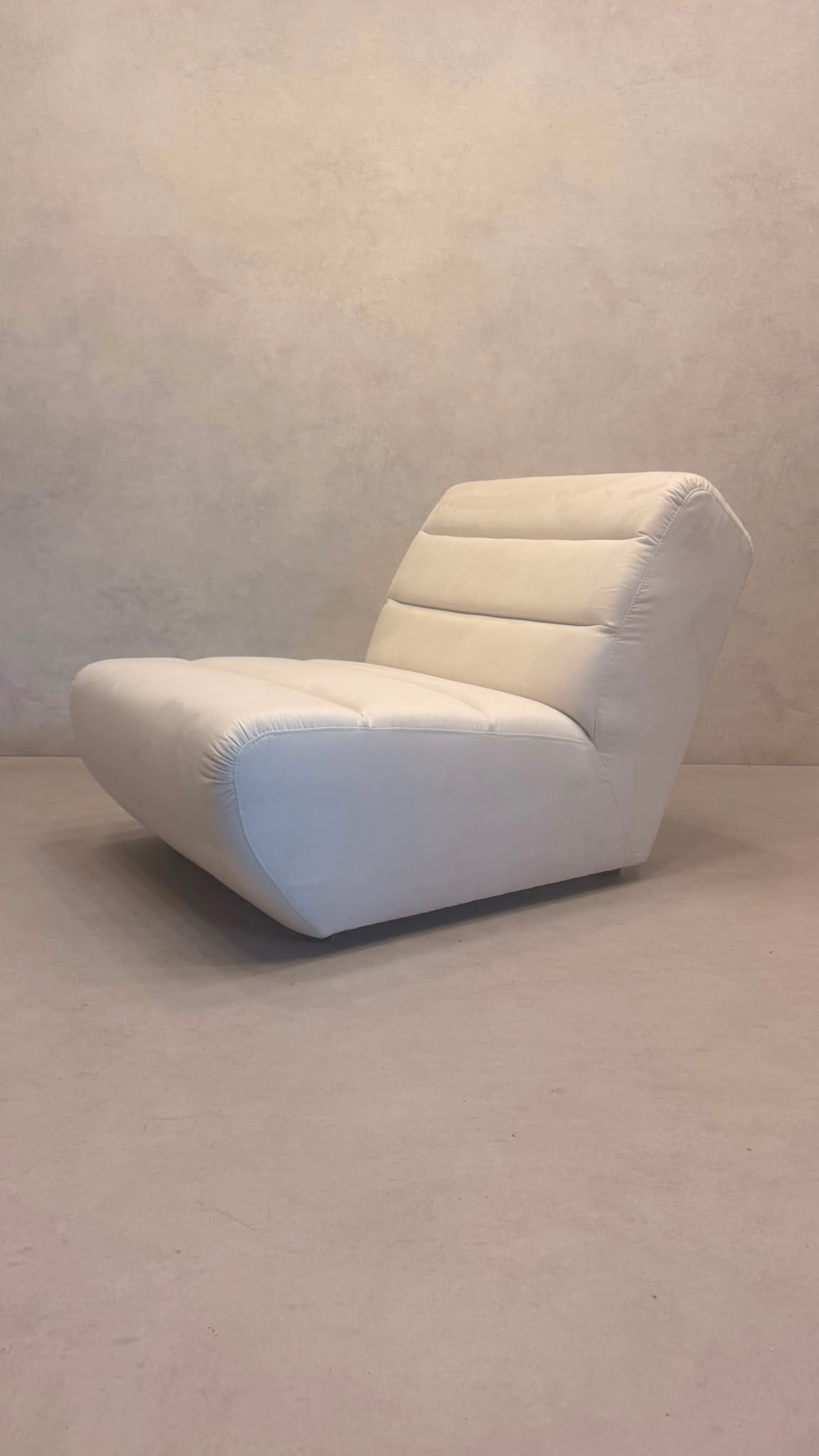 Candy Design Lounge Sessel mit robustem Mikrofaserbezug