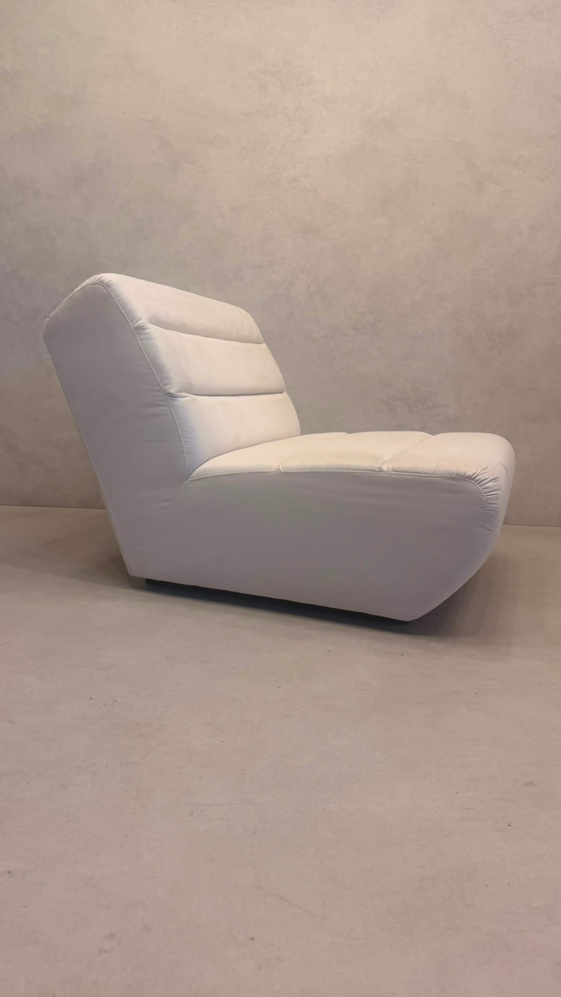 Candy Design Lounge Sessel mit robustem Mikrofaserbezug