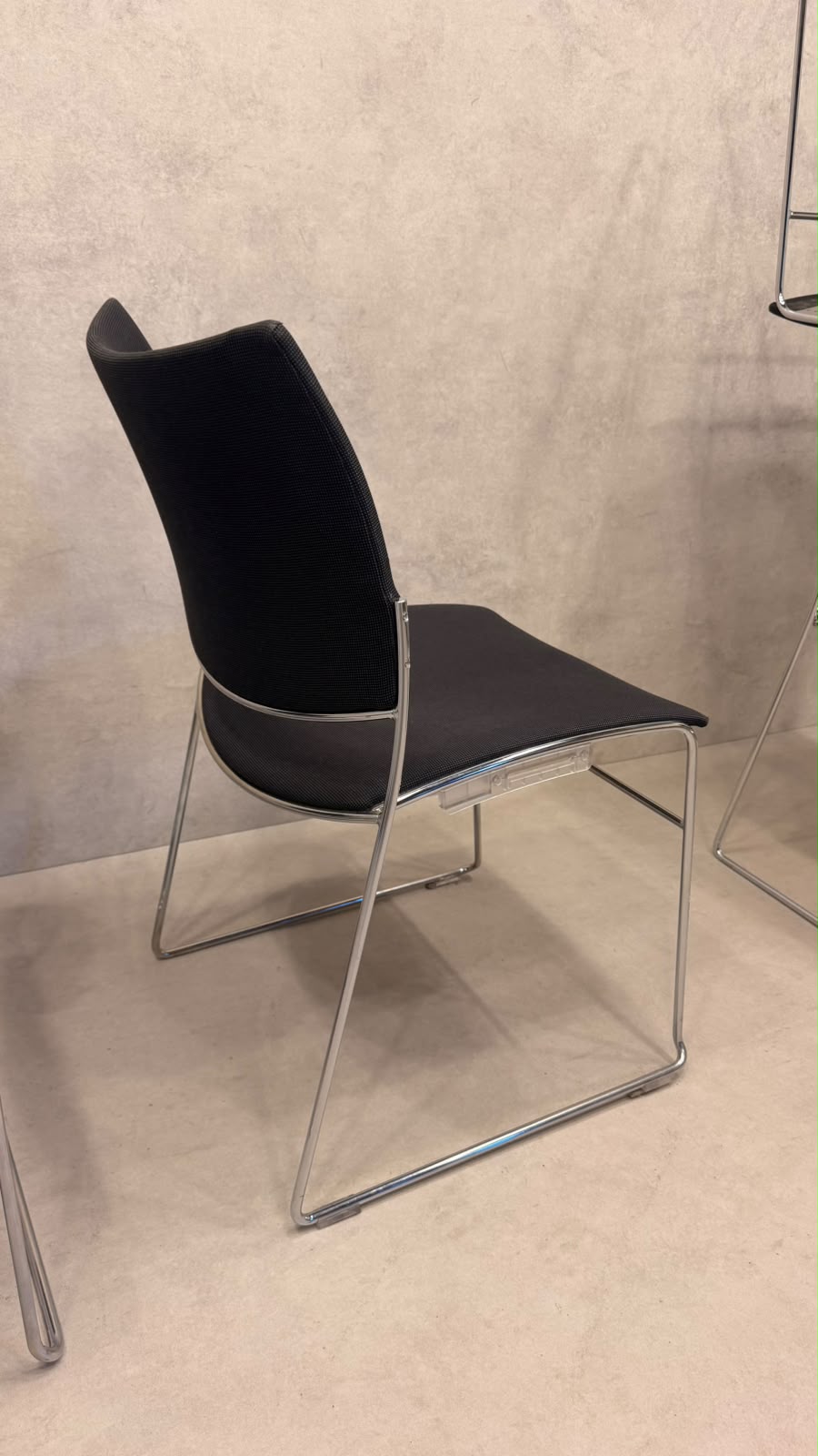 Casala Design Stapelstuhl Curvy schwarz gepolstert mit Chrom