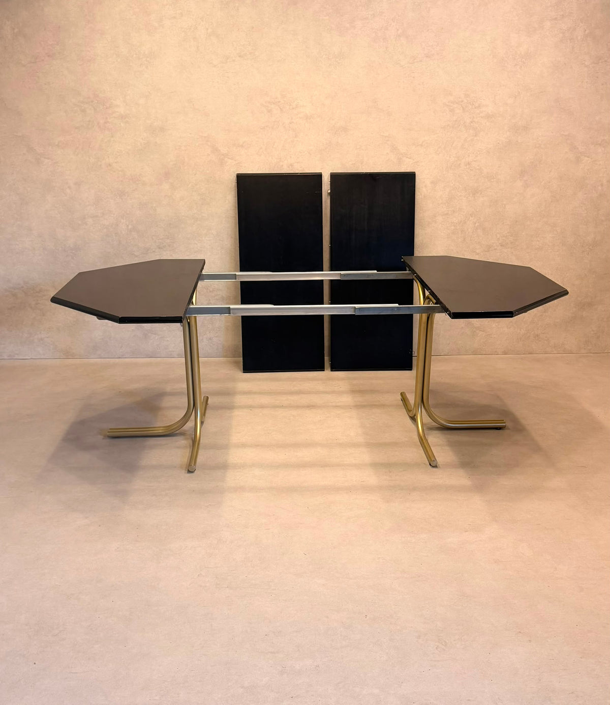 Achteckiger Vintage Tisch in schwarz und Chromfüsse