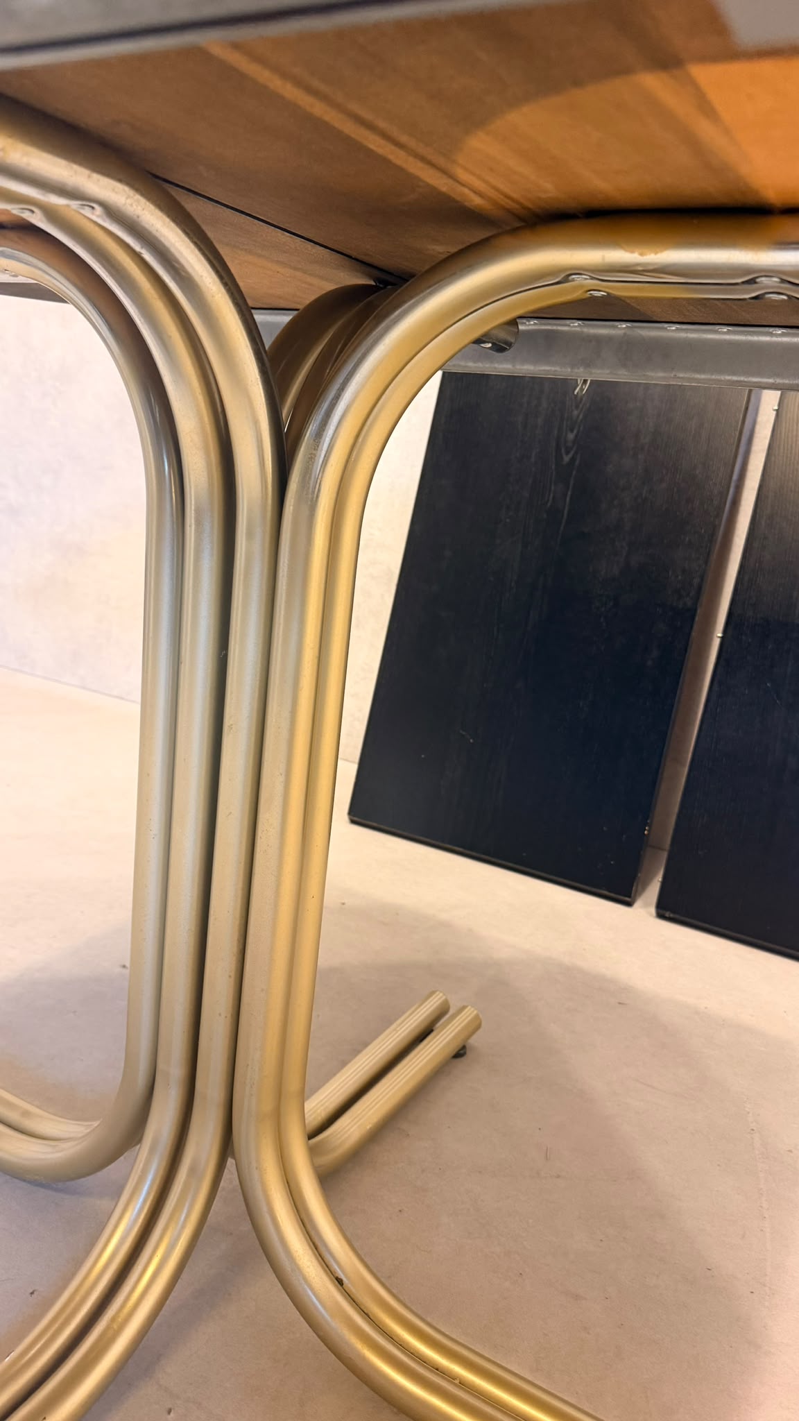 Achteckiger Vintage Tisch in schwarz und Chromfüsse