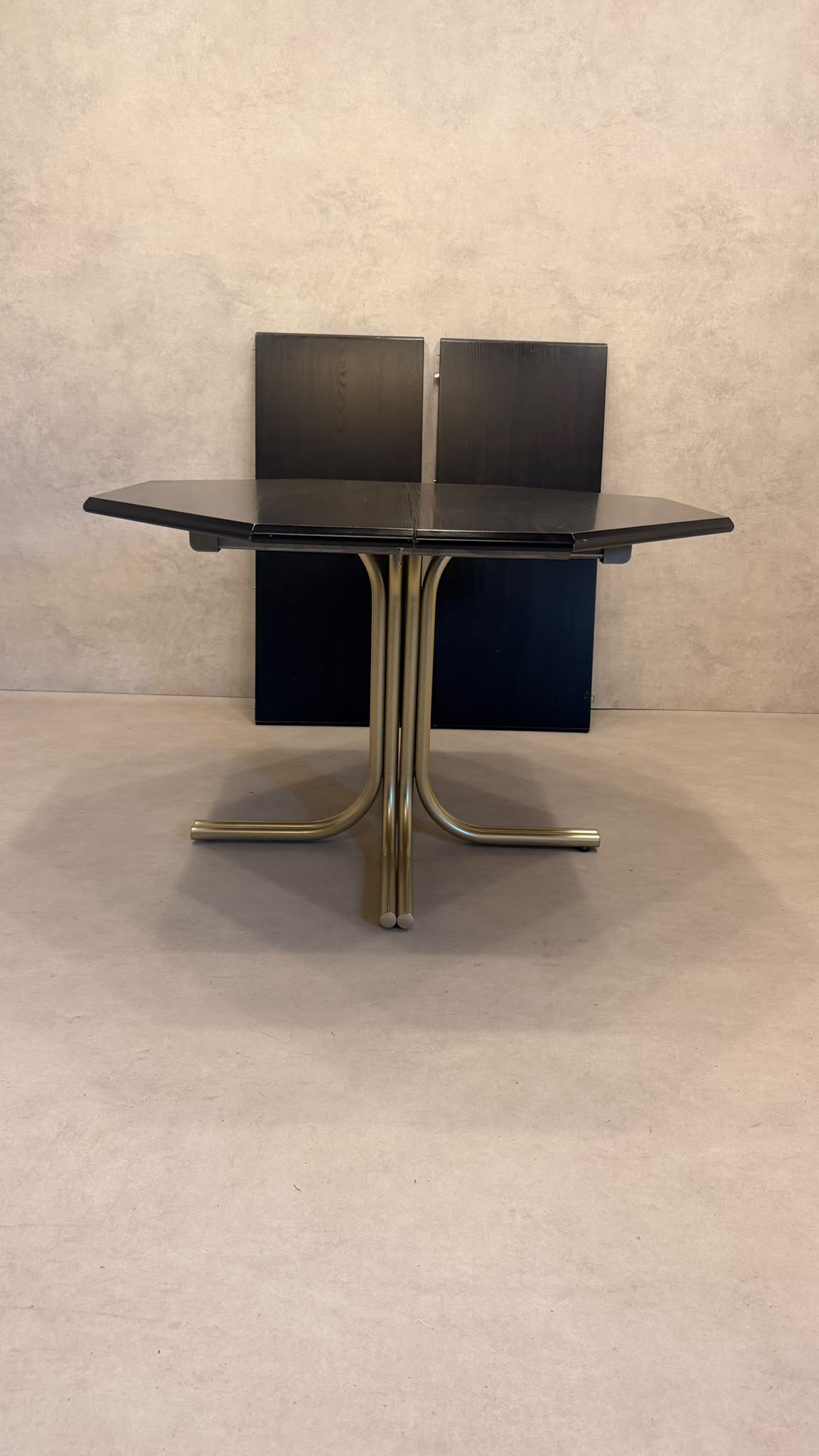 Achteckiger Vintage Tisch in schwarz und Chromfüsse