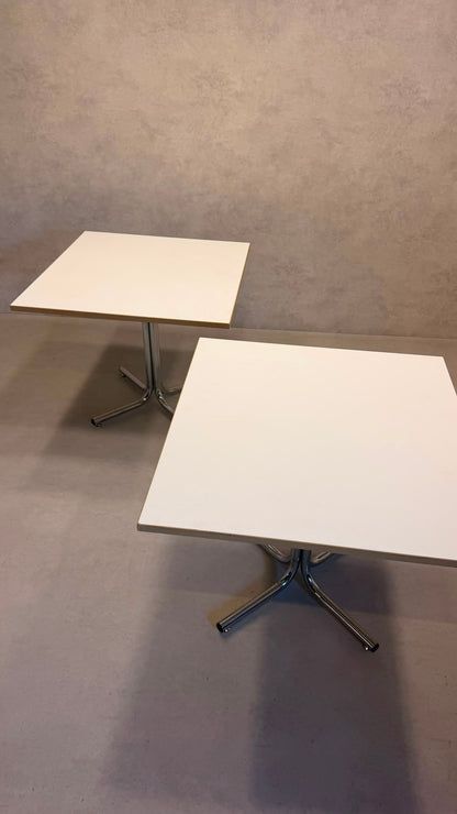 Vintage Tisch mit weisser Tischplatte und Chromfüsse