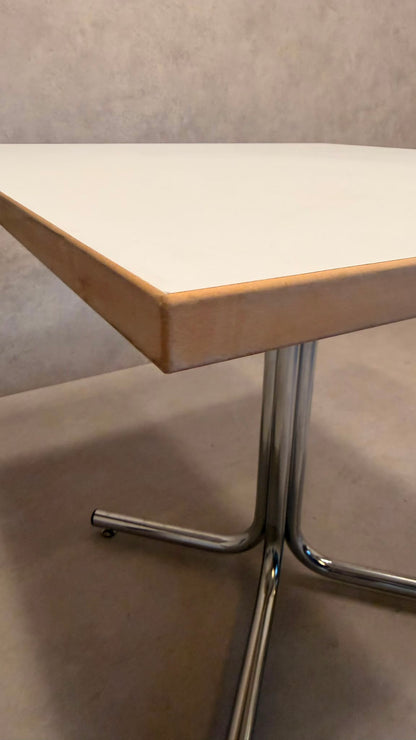 Vintage Tisch mit weisser Tischplatte und Chromfüsse