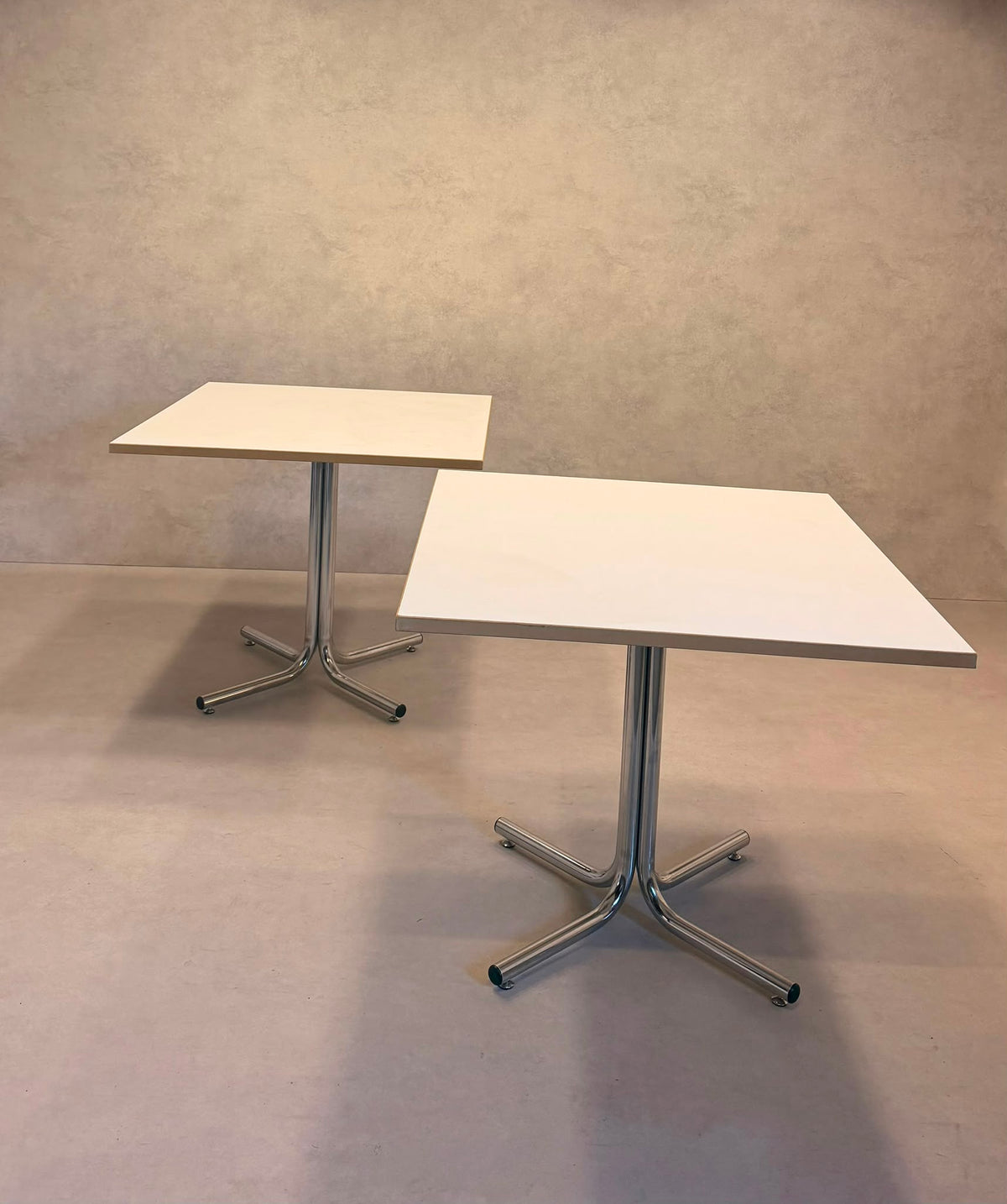 Vintage Tisch mit weisser Tischplatte und Chromfüsse