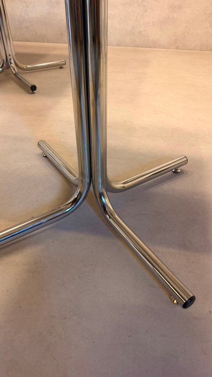 Vintage Tisch mit weisser Tischplatte und Chromfüsse