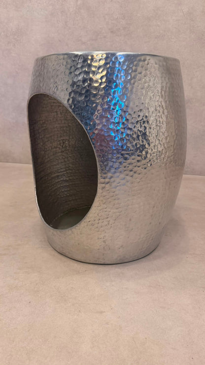 Design Beistelltisch aus gehämmertem Metall Silber