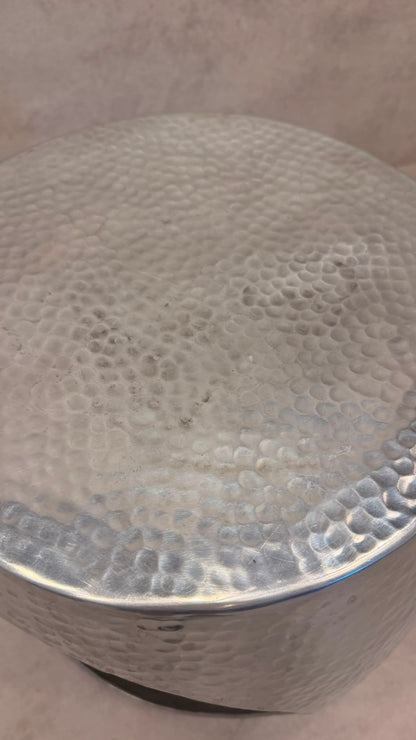 Design Beistelltisch aus gehämmertem Metall Silber