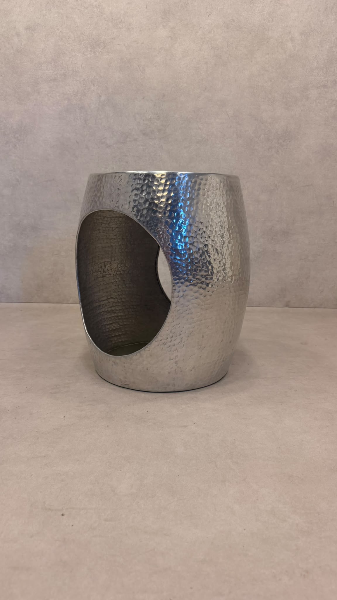 Design Beistelltisch aus gehämmertem Metall Silber