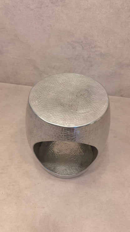 Design Beistelltisch aus gehämmertem Metall Silber