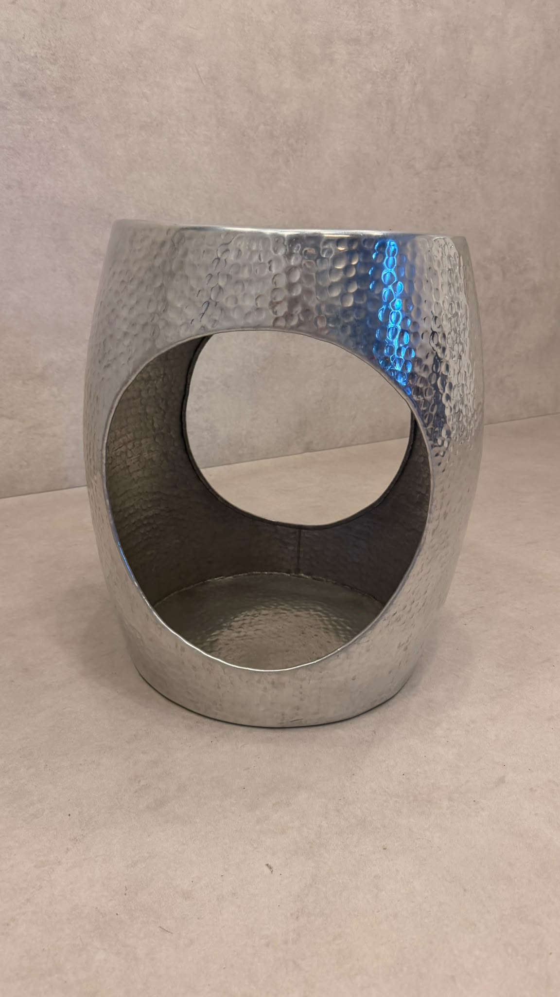 Design Beistelltisch aus gehämmertem Metall Silber