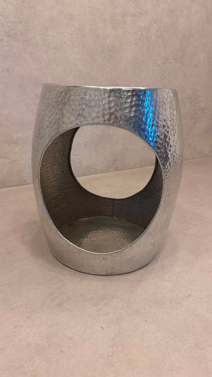 Design Beistelltisch aus gehämmertem Metall Silber