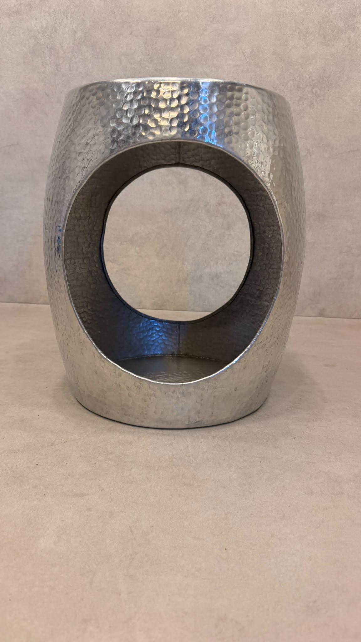 Design Beistelltisch aus gehämmertem Metall Silber
